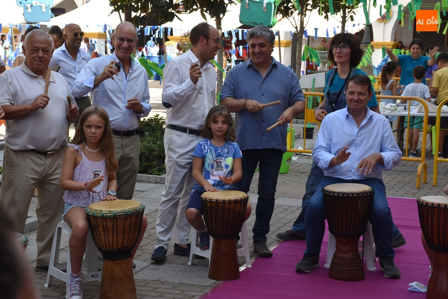 Mañueco visita la Feria animándose a tocar el yembé y a hacerse un tatuaje