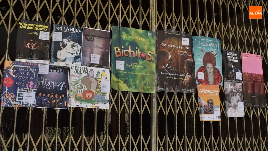 El enrejado del Cine Madrid se convierte un año más en escaparate de la Feria de Teatro