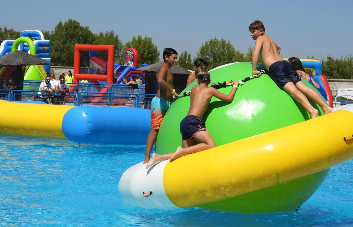 Cerca de 150 chavales se lo pasan en grande con los Juegos de las Piscinas de Sancti-Spíritus
