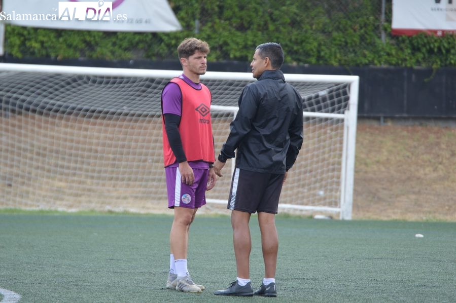 Jehu ensaya con Gustavo en el teórico once titular del Salamanca UDS... y Dueñas tiene una charla con Amaro tras quedar entre los suplentes