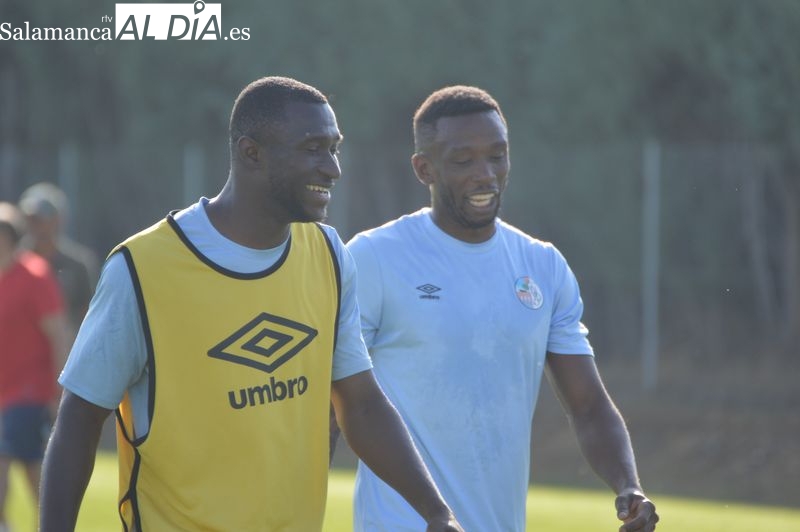 Stephané Emaná ya entrena con el resto de sus compañeros en el Salamanca UDS: probándose, a medio gas y bajo la batuta de Parra