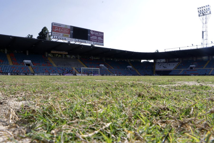 El Salamanca UDS comienza con el nuevo tratamiento del césped del Helmántico y cambiará las vallas de publicidad