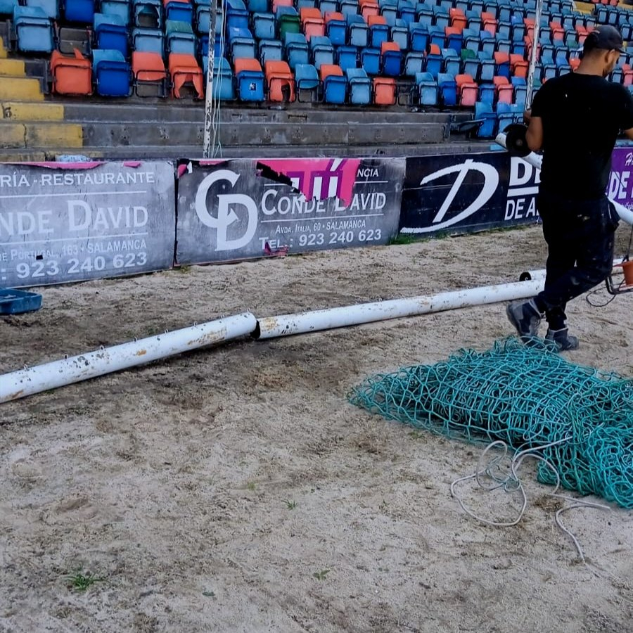 Desmanteladas las porterías del Helmántico para poner unas más modernas por parte del Salamanca UDS