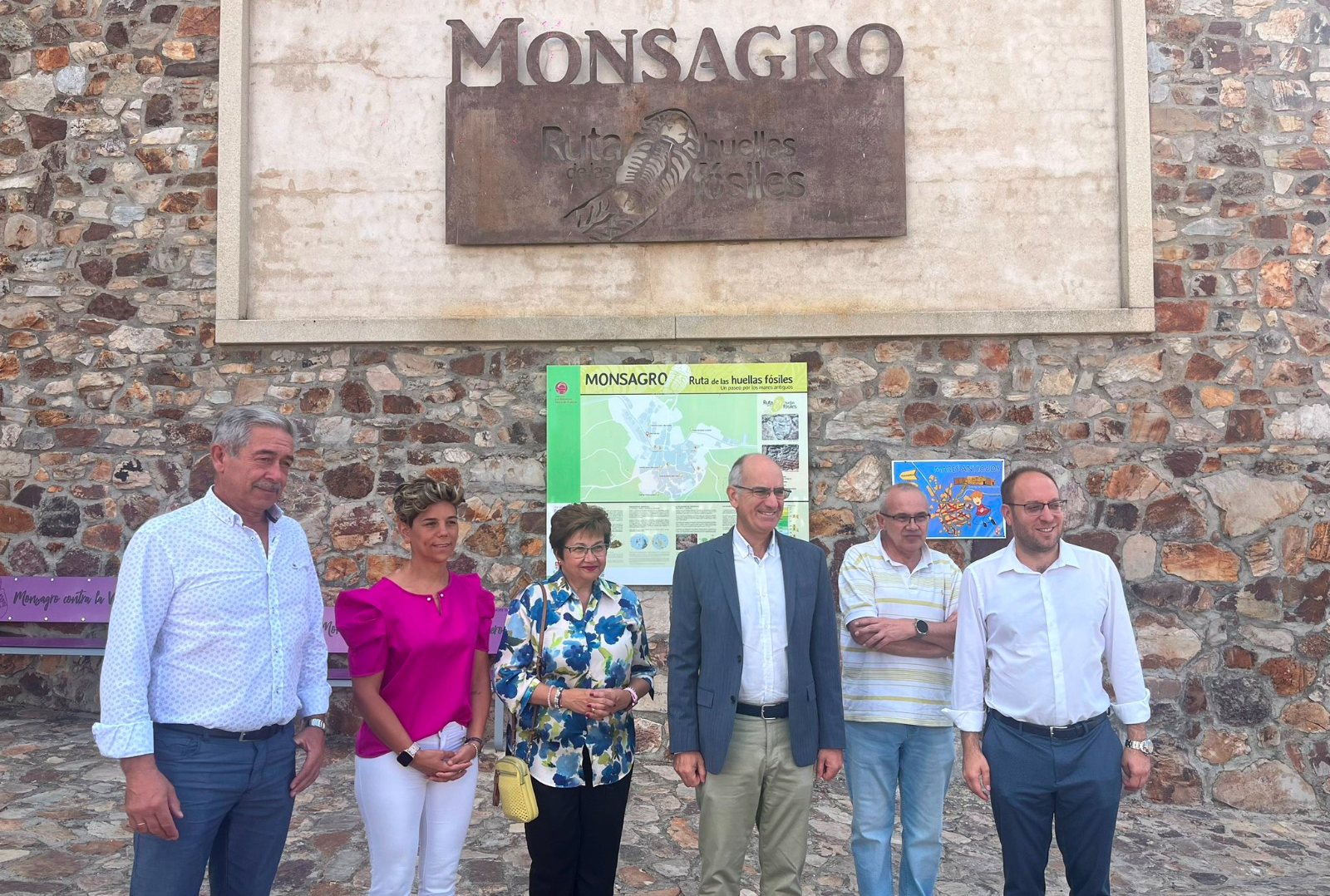 Javier Iglesias se acerca a Monsagro y se adentra en el Museo de los Mares Antiguos