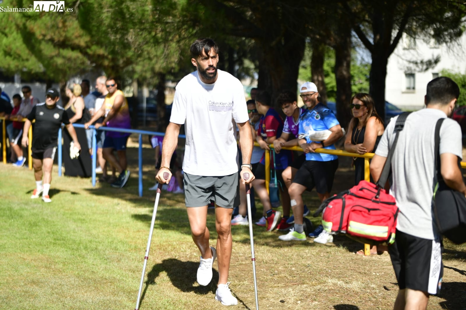 Jon Villanueva aparece en el último amistoso del Salamanca UDS con muletas y saltan las alarmas