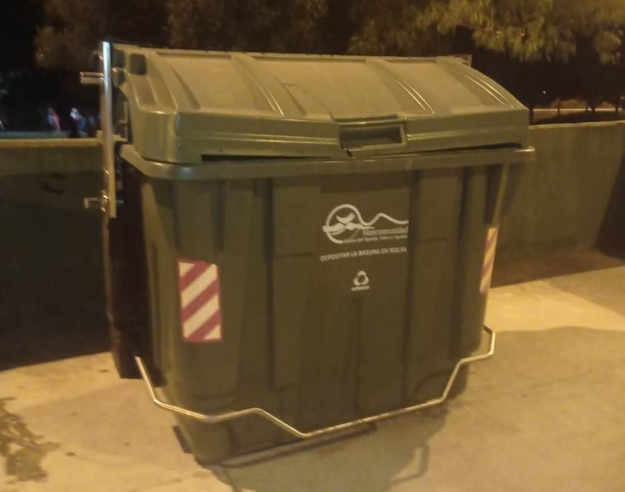 Quejas por las deficiencias de varios contenedores del barrio de Santa Ana