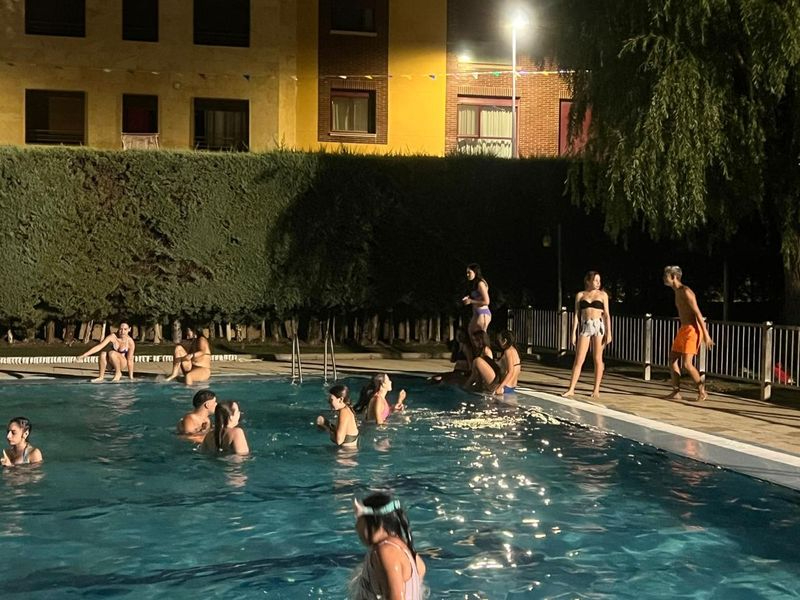 Más de un centenar de jóvenes disfruta de la pool party en las piscinas de Carbajosa