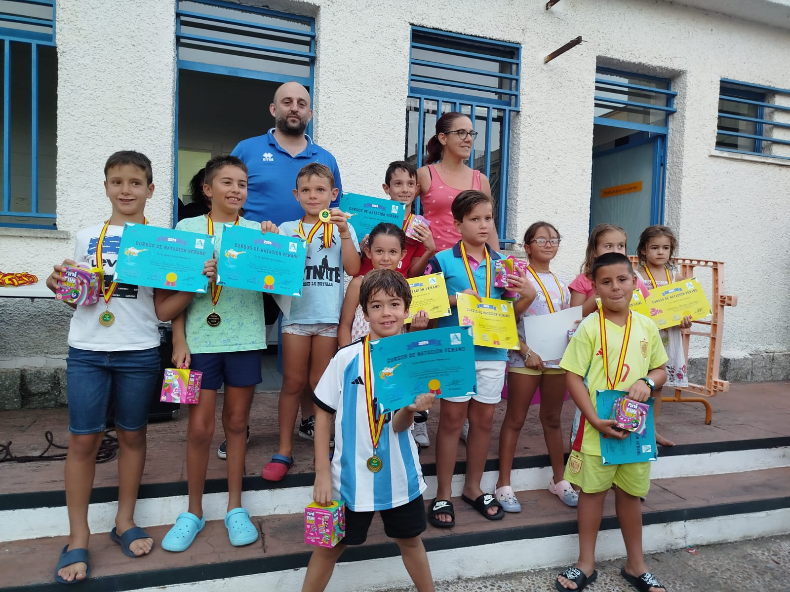 Los 110 niños de los cursos de natación de Carbajosa concluyen las clases con una exhibición y reciben sus medallas 