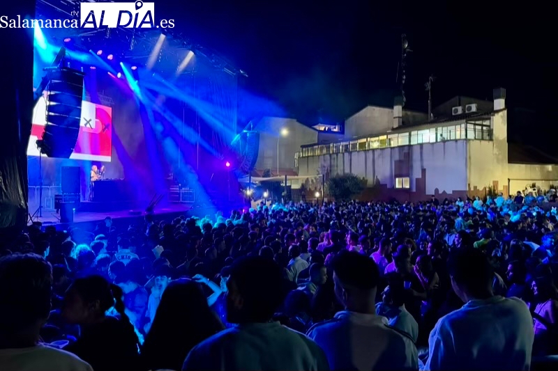 El Festival Loca Urban FM llena hasta la bandera el parque La Huerta en la gran noche del Sábado de Ferias