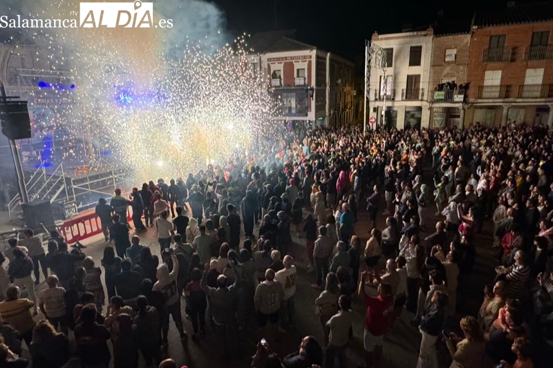  El fuego y la pólvora invaden el Domingo de Ferias con el espectáculo pirotécnico ‘Damonion’ y su multitudinario pasacalles