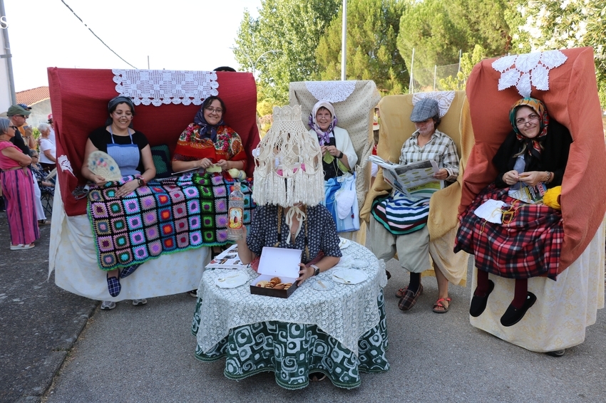 El desfile de carrozas pone colorido y animación a las fiestas de Cerralbo