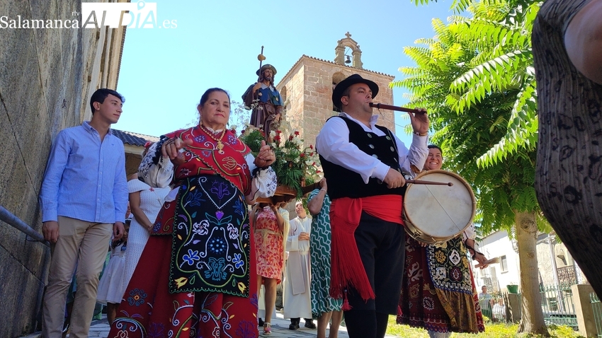 San Roque sale en procesión en Villarino por entre calles con aroma a hierbabuena