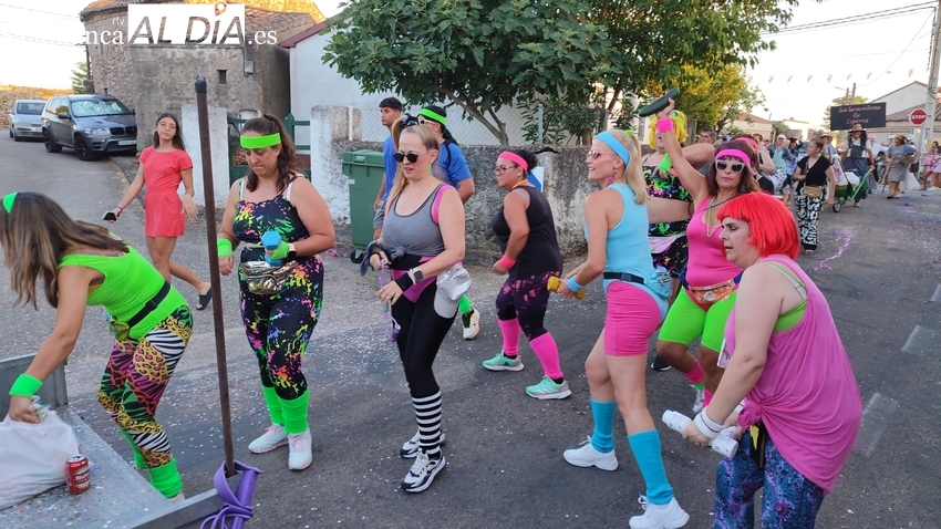 Divertido desfile de carrozas en Cipérez con varias representaciones de lo más imaginativas 