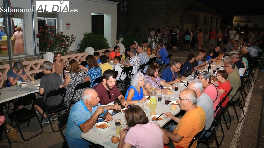 En Cerezal de Peñahorcada disfrutan de una suculenta cena en el ecuador de sus fiestas 