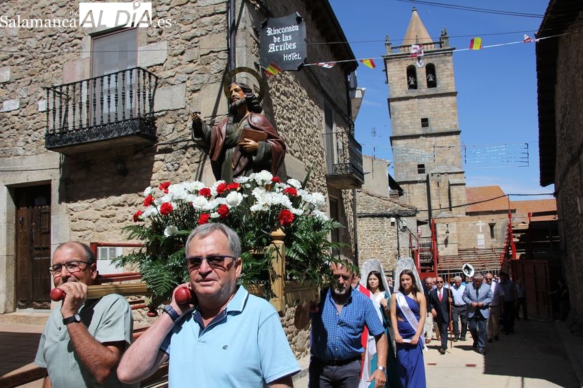 La Corte de Honor envuelve de belleza la procesión de San Bartolomé por las calles de Aldeadávila