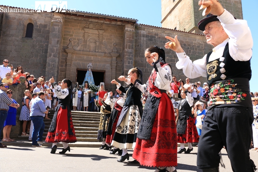 Las hermanas Carla, Patricia y Cristina Rodríguez Martín guían a la Virgen del Socorro hasta su ermita en Vitigudino