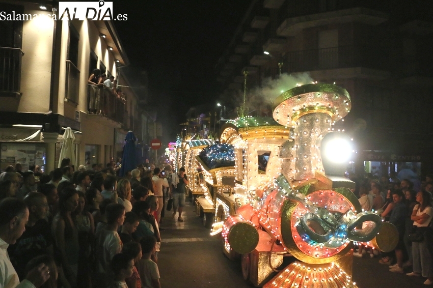El desfile de carrozas llena las calles de Vitigudino