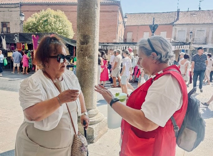 Cruz Roja visita el mercado semanal para sensibilizar sobre las olas de calor organizando una cata de aguas y consejos