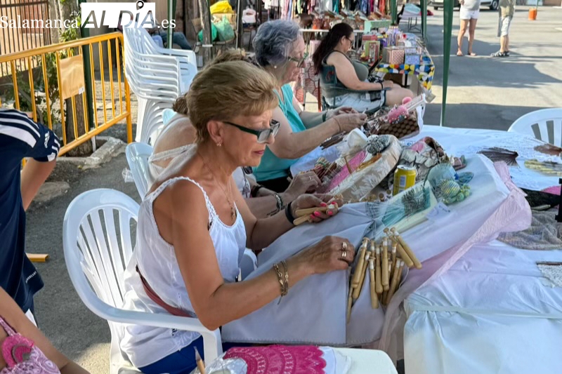 Las encajeras peñarandinas ofrecen una llamativa exhibición en la I Feria de Artesanía y Alimentación en El Campo de Peñaranda 