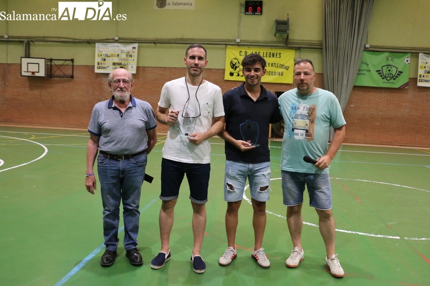 El fútbol sala de Vitigudino homenajea a Pablo Montes y a Diego Prieto por su aportación a este deporte