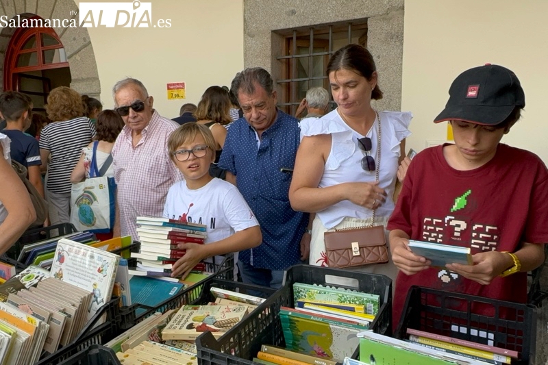 El Mercadillo de Libros Olvidados suma 28 ediciones con una nueva y multitudinaria cita en los soportales de la Plaza de España