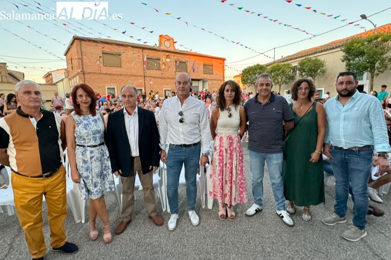 Grandes y pequeños disfrutan en Aldeaseca de la Frontera con la divertida y colorida bienvenida a las fiestas de la Asunción