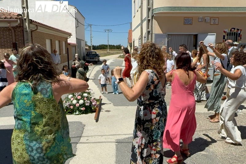 Calles abarrotadas y continuos bailes en honor a Nuestra Señora de la Asunción en Aldeaseca de la Frontera