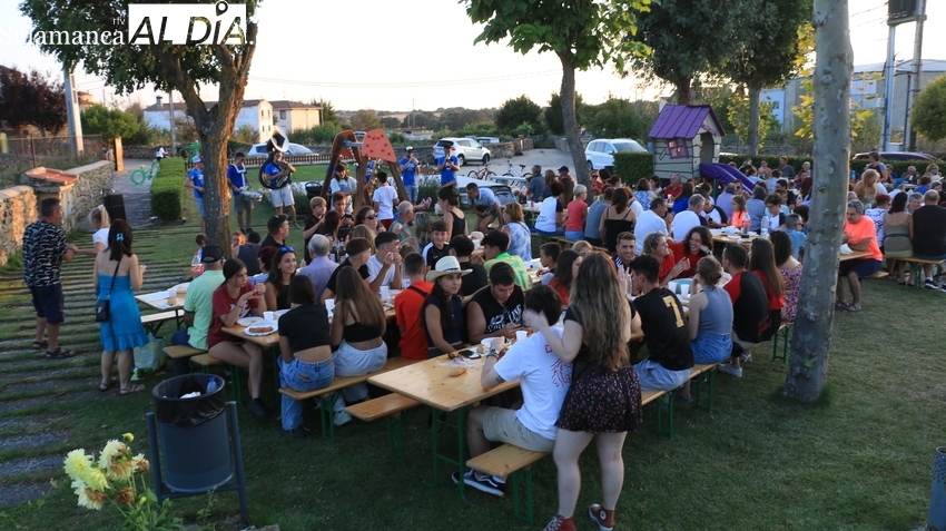 En Sardón cogen fuerzas con una merienda animada con música de charanga