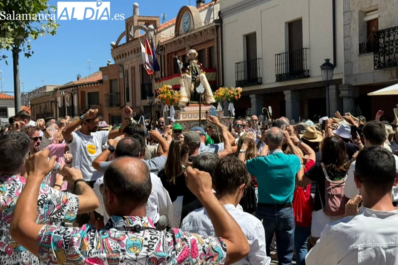 Calles y plazas hasta la bandera en Macotera para recibir a San Roque en su histórica procesión, con más de seis horas de duración