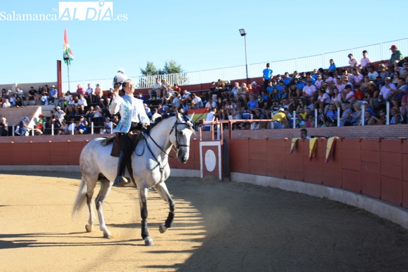 La rejoneadora Ana Rita ofrece una atractiva tarde de rejones en Cantalpino