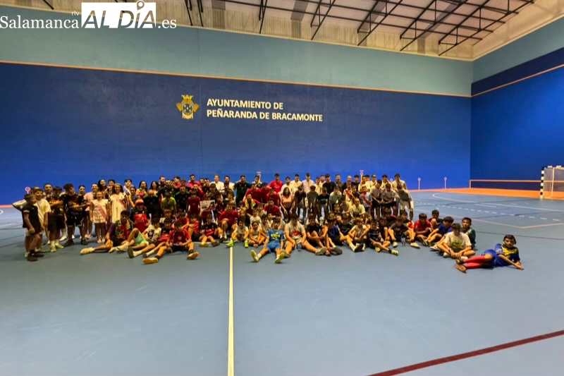 Paradinas Bar Quinto levanta el trofeo de las 32 horas de Fútbol Sala