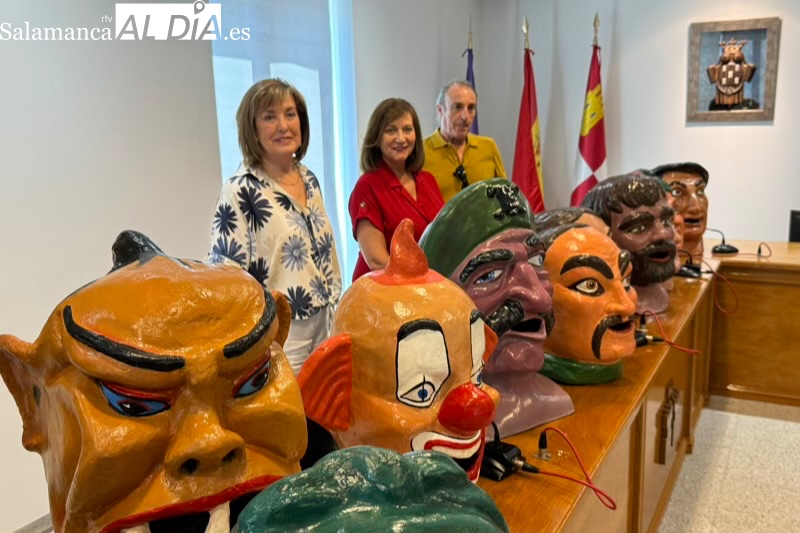 Los cabezudos peñarandinos presentan una renovada imagen tras la restauración realizada por Juan Francisco Pro