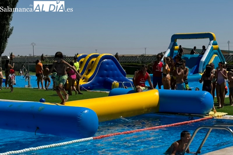 Más de 600 personas participan en la gran fiesta del agua en las piscinas municipales