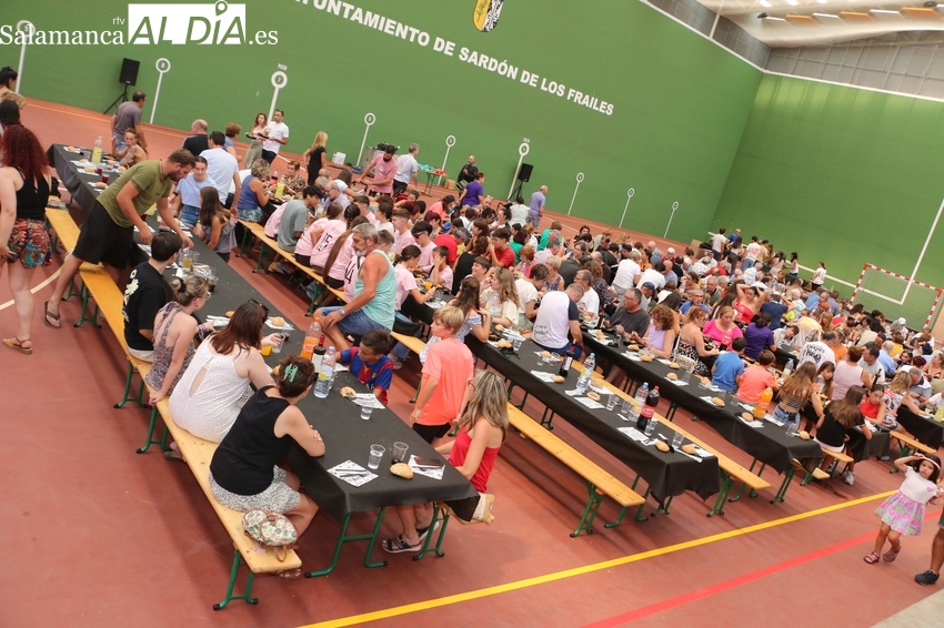 En Sardón de los Frailes reponen fuerzas en plenas fiestas con una comida de lo más solidaria