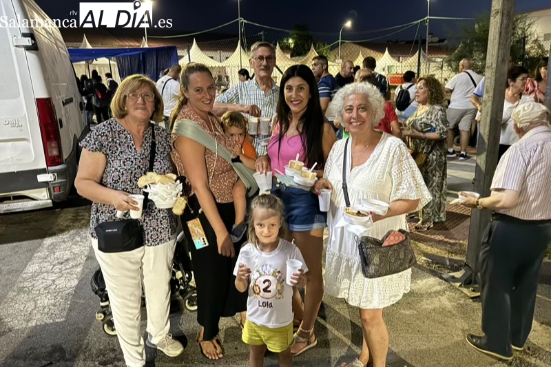 Peñaranda disfruta con más de 1.200 raciones solidarias de patatas meneás en favor de la AECC