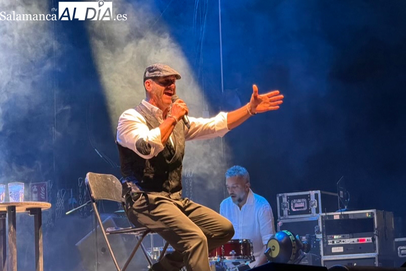 Paco Candela hace latir su corazón de plástico junto a un entregado público 