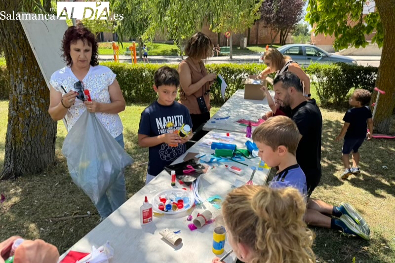 Una divertida actividad de juegos con material reciclado y el multitudinario desfile festivo con la Charanga Tour Mahou ofrecen animación para toda la familia el Viernes de Ferias
