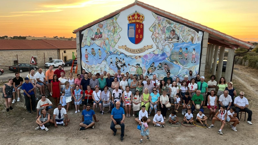 Guadramiro inaugura un mural en recuerdo de la antigua escuela
