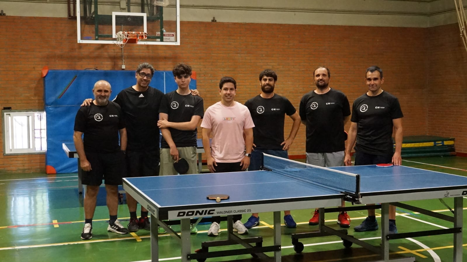 El Ayuntamiento mejora las instalaciones y adquiere material para el club de tenis de mesa de Santa Marta