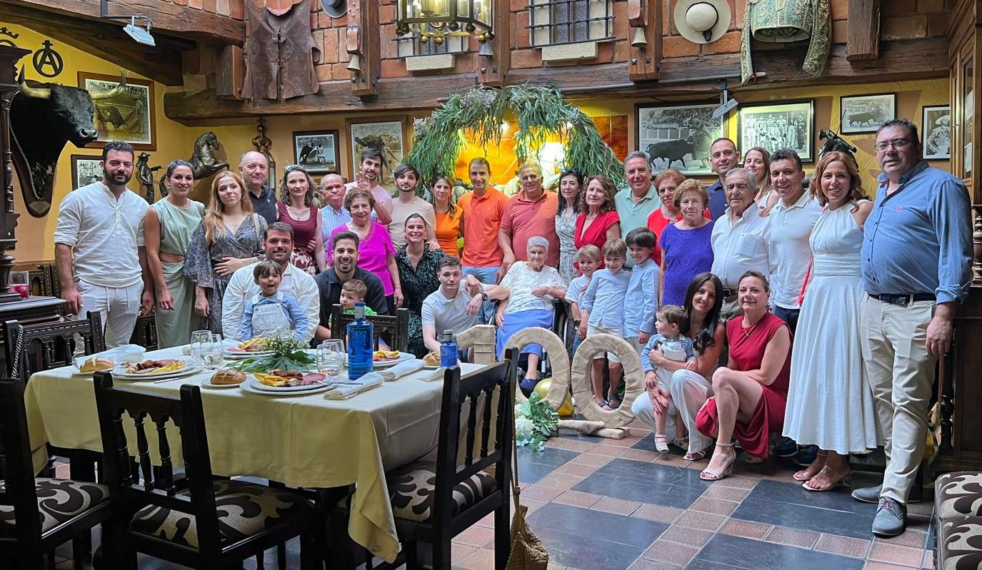 María Nieves Martín González celebra sus 100 años rodeada de toda su familia