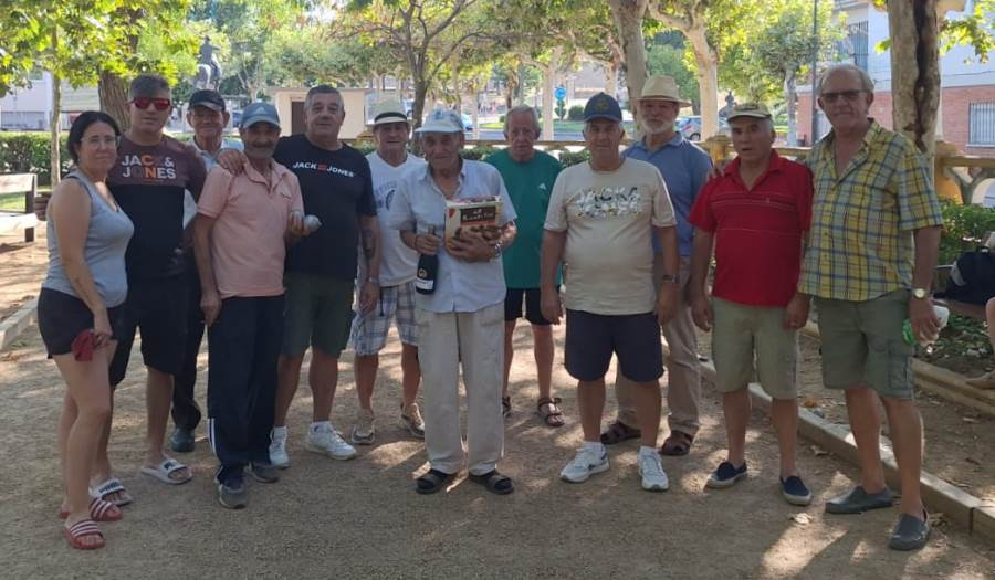 Los habituales de la petanca en La Glorieta homenajean a su miembro más veterano