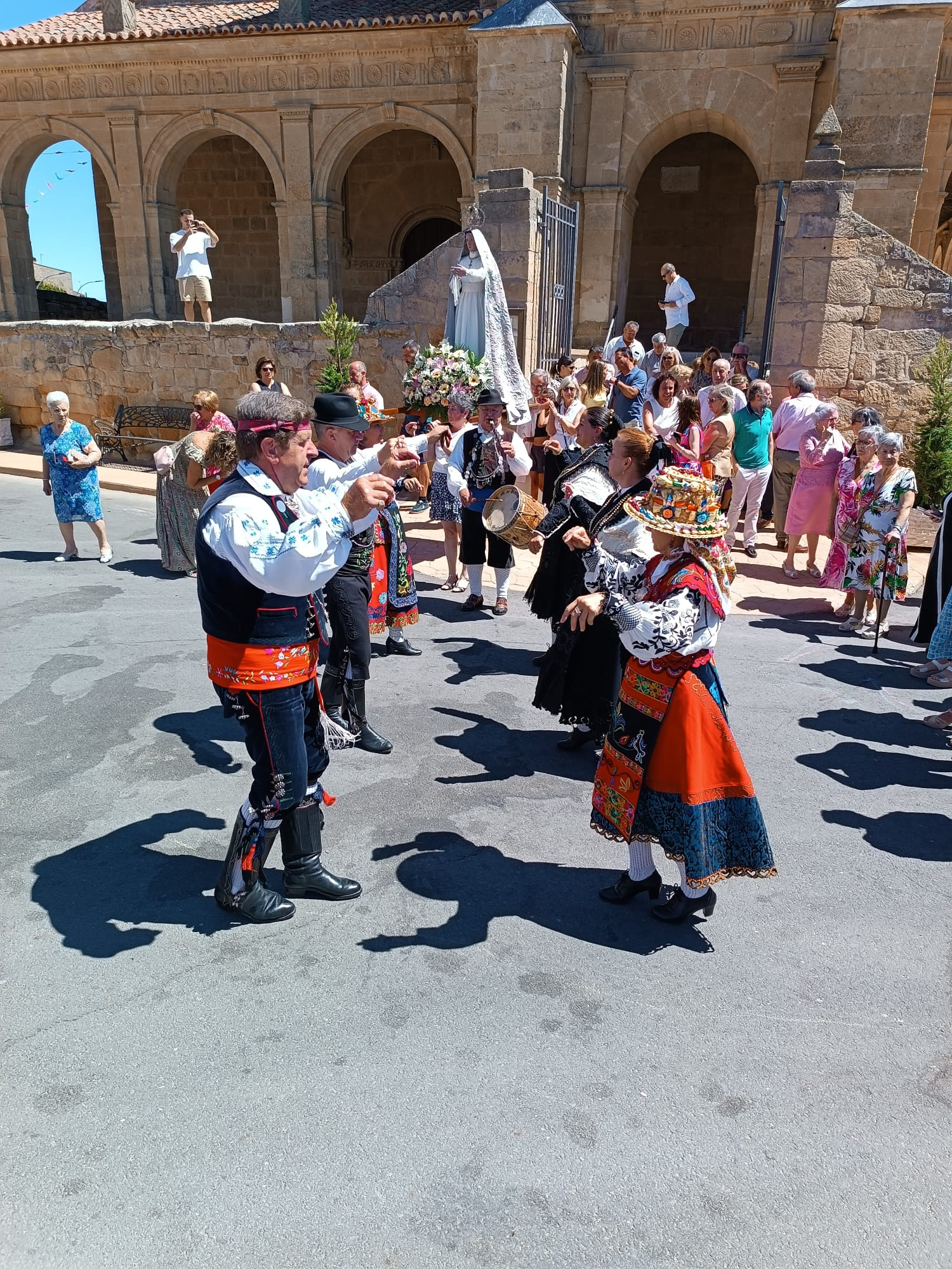 Así es la vida de un tamborilero en el verano salmantino: ¿Cuánto cobran, qué hacen, a qué pueblos van...?