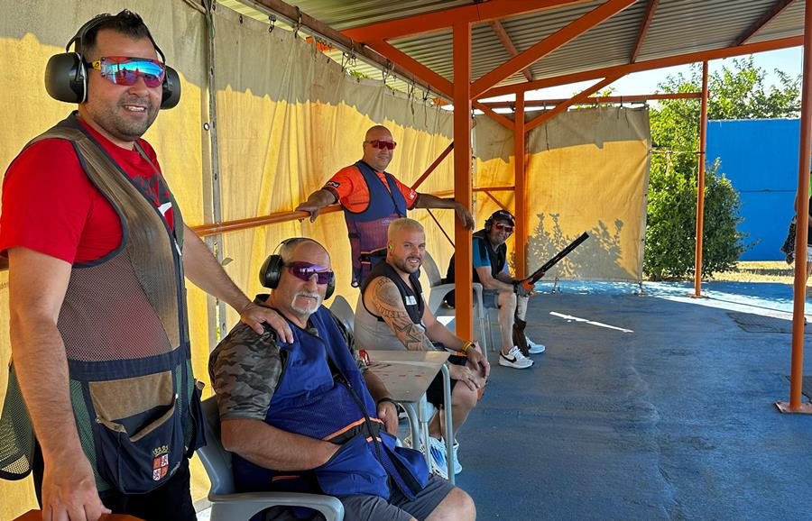 Integrantes del Club Tiro al Plato Miróbriga practican su afición en Parada de Arriba