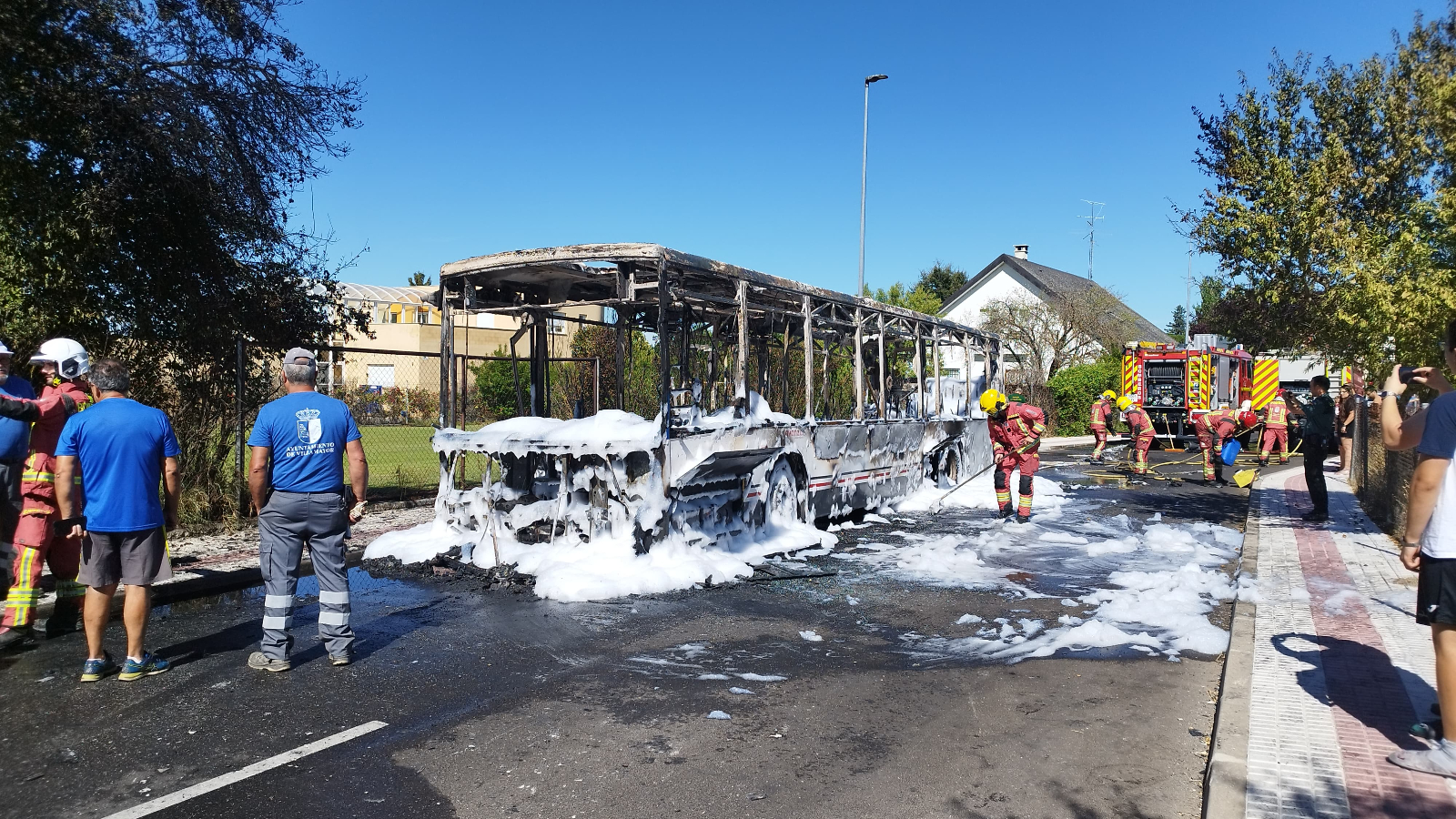 Se incendia un bus interurbano en Villamayor, en la zona de Los Almendros