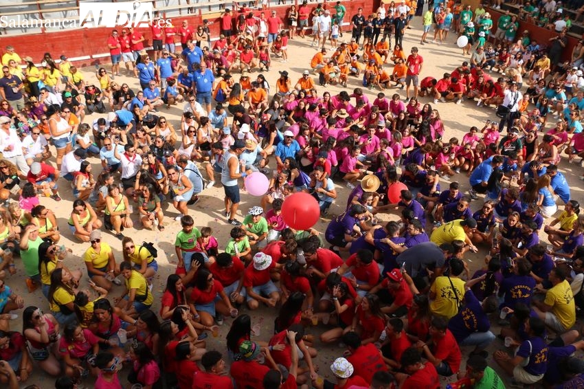 Las peñas marcan con un apoteósico chupinazo  el comienzo de las fiestas en Villavieja de Yeltes