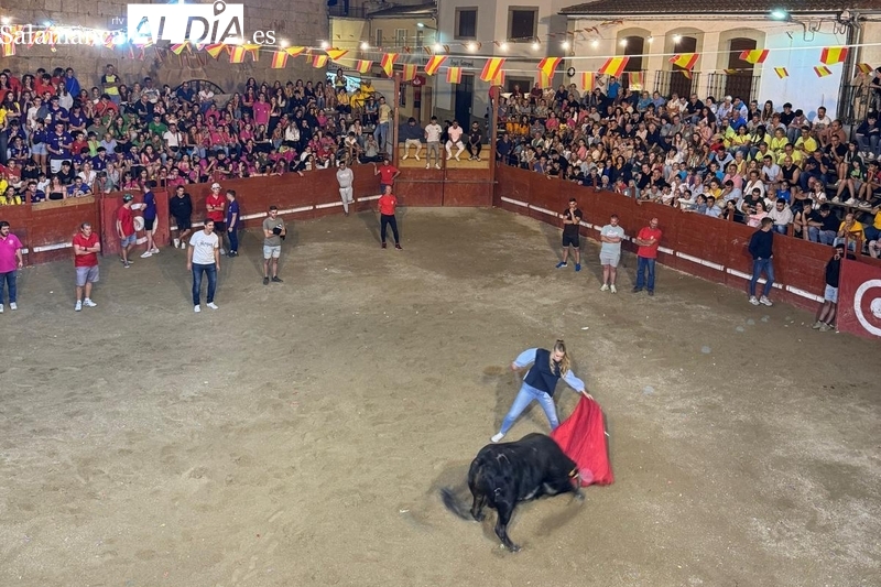 Gran animación en Villavieja de Yeltes durante la capea nocturna y la exhibición de recortes 