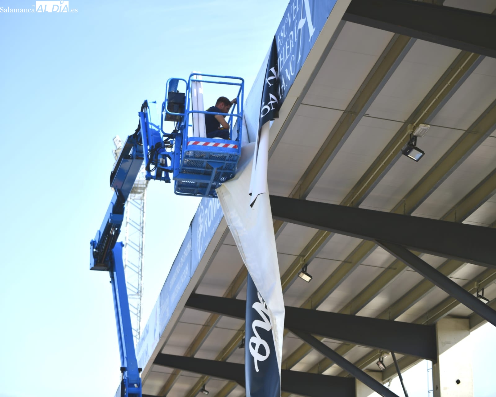 Comienza la instalación de los LEDS de la parte superior del Reina Sofía y Unionistas entrena sin Tur, Mikel o Rastrojo