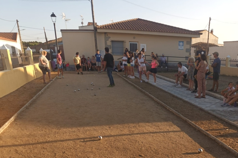 Pequeños y mayores ponen fin a las actividades del verano con un campeonato de petanca