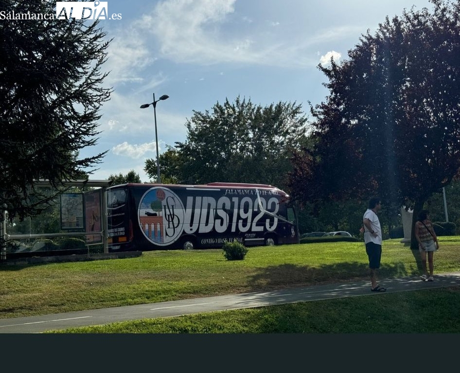 El nuevo bus del Salamanca UDS sale a recorrer las calles de la ciudad bajo el lema UDS 1923