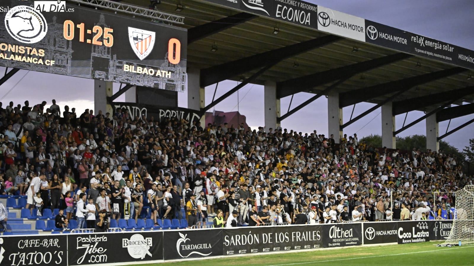 Buen ambiente en el Reina Sofía en el primer partido en casa de Unionistas con el estreno de los nuevos videomarcadores y los LEDS